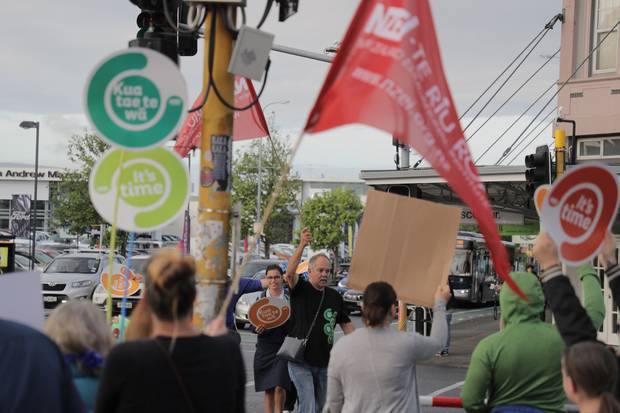 Teachers protest at the Great North Rd/ Ponsonby Rd intersection this morning. Photo / Michael Craig 