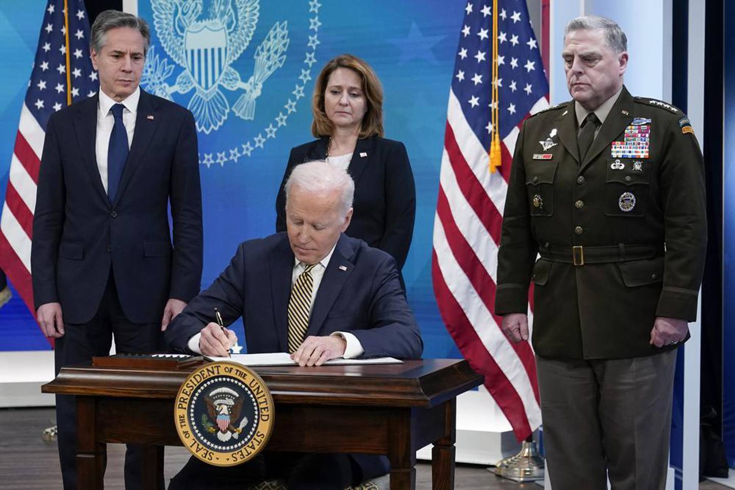 2022 年 3 月 16 日，星期三，乔·拜登总统在华盛顿白宫校园的南法院礼堂签署了授权授权书。照片/美联社