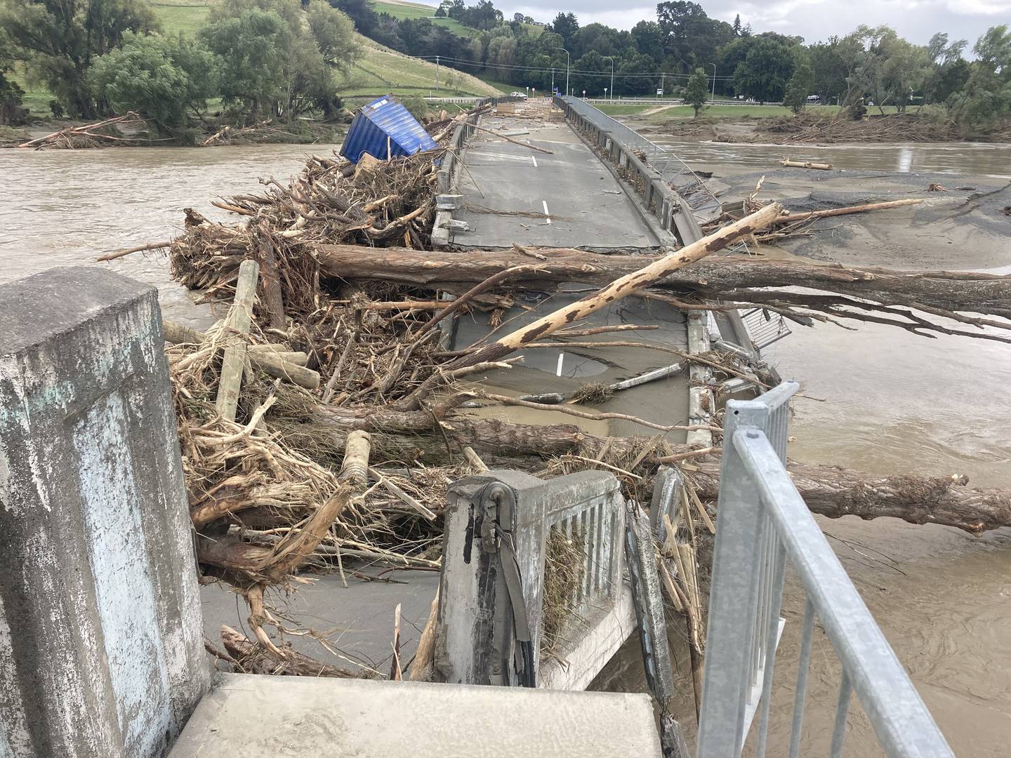 位于纳皮尔的 Waiohiki 和 Taradale 之间的 Redclyffe 大桥被拆除。 照片/保罗·泰勒