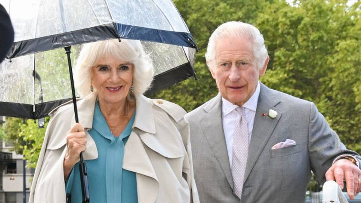 El rey Carlos es visto en un dulce momento apoyando a la reina Camilla durante su viaje a Francia