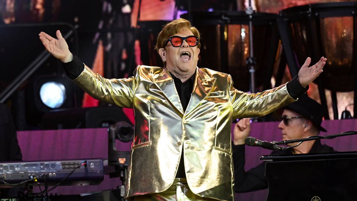 Photo of Elton John, 76 ans, a été transporté à l’hôpital après une chute à son domicile en France