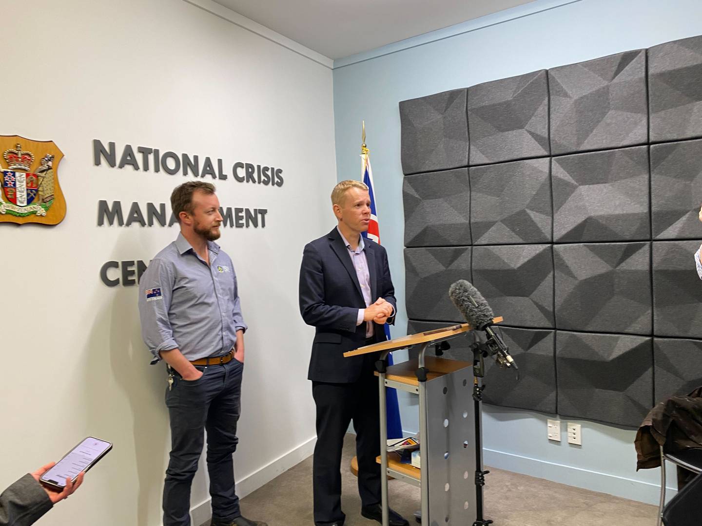 总理克里斯·希普金斯（右）和应急管理部长基兰·麦克纳尔蒂在国家危机管理中心向记者介绍情况。 照片/ Azaria Howell