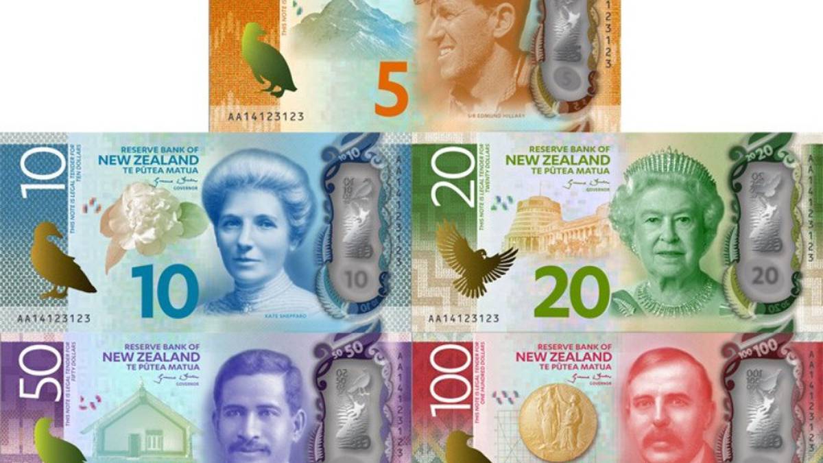 New Zealand 100 Dollars Circulated Polymer Banknote Good Condition,