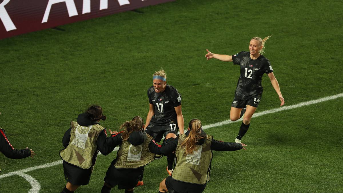 Majstrovstvá sveta vo futbale žien: Futbalové paprade vytvárajú na Novom Zélande nový najväčší športový moment