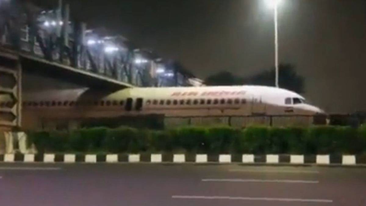 Photo of Un avion d’Air India coincé sous le viaduc de l’autoroute, une compagnie aérienne embarrassante