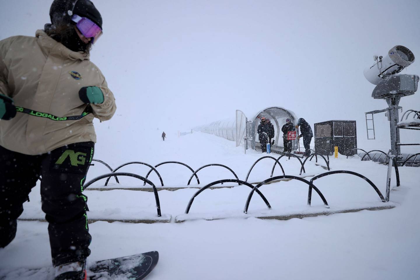 卡德罗纳滑雪场周六早些时候开始了它的赛季。 照片/乔治·赫德