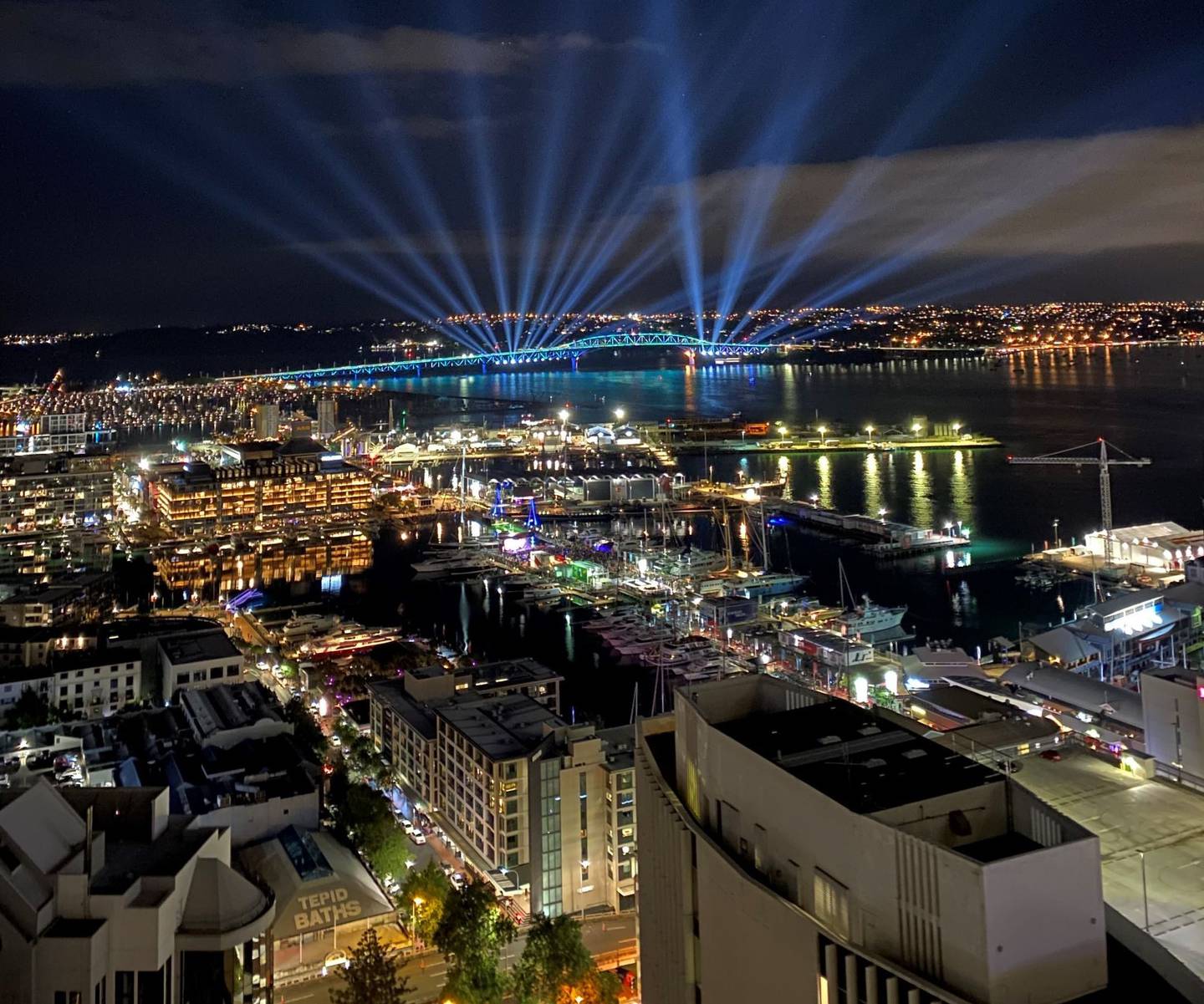 A ponte do porto de Auckland acende-se com um show de laser no ano novo.  Foto / Sian Simpson