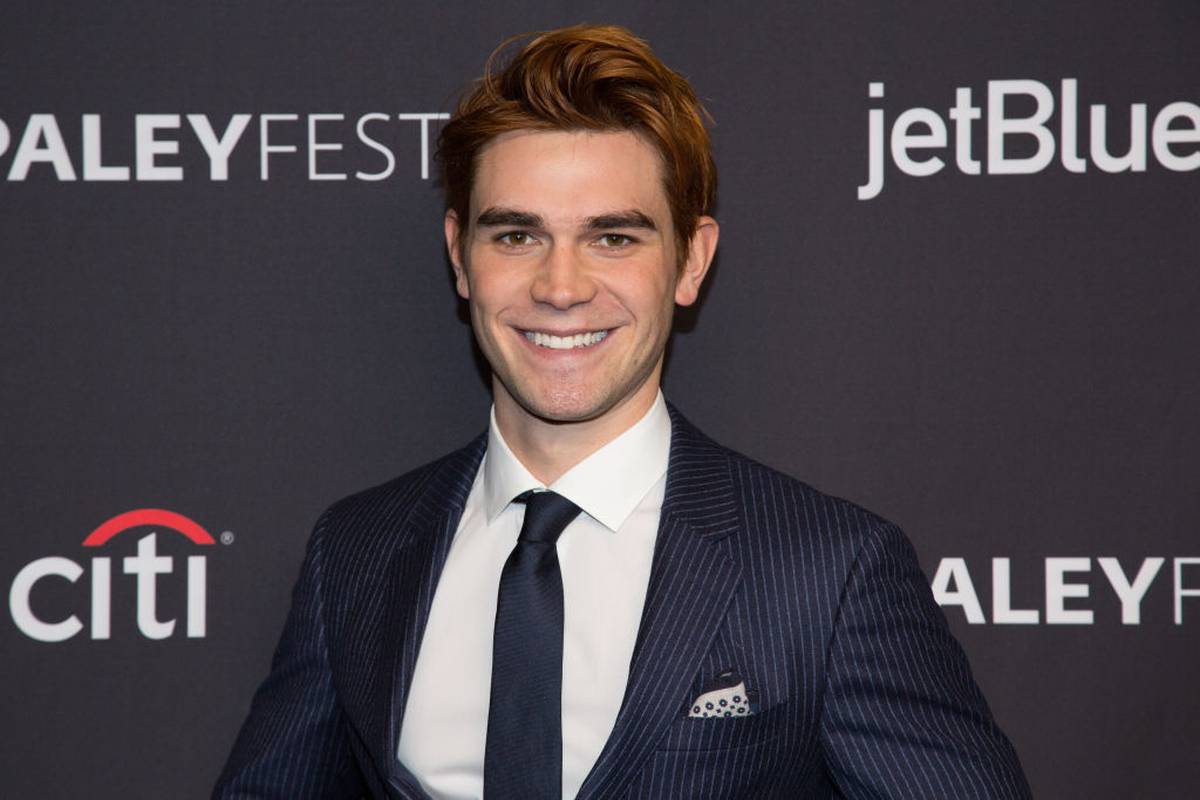 Kj Apa And New Model Girlfriend Clara Berry Go Full Pda Nz Herald
