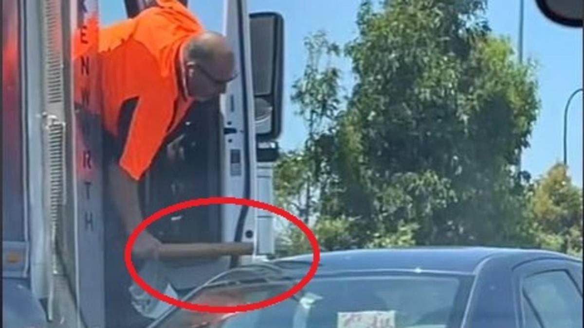 Photo of Un chauffeur de camion en colère heurte une voiture avec une petite pagaie en bois alors qu’il est coincé dans la circulation à Sydney