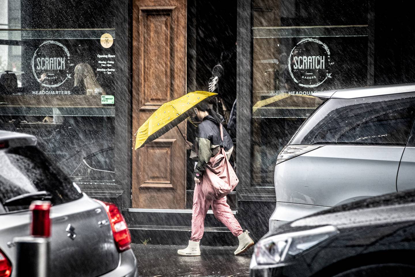 通勤者做好准备抵御暴风雨。 照片/迈克尔·克雷格