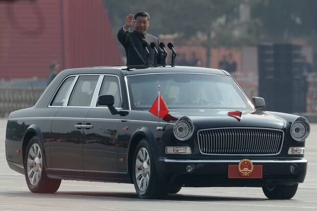 Pemimpin Tiongkok Xi Jinping melambai dari limusin terbuka selama parade untuk memperingati 70 tahun berdirinya Tiongkok Komunis, di Beijing.  Foto / AP