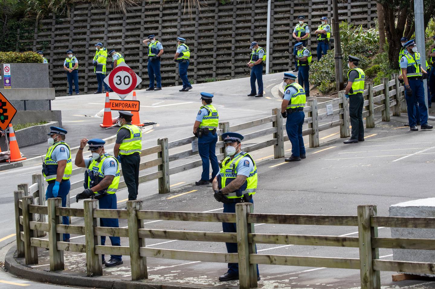 在车队抗议和占领的第 13 天，警察在议会大厦附近的 Ballantrae 广场的部分地区排起了队。 照片/马克米切尔
