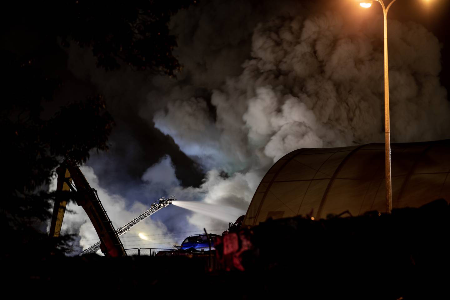今天早上，消防员正在南奥克兰的一个废金属场扑灭大火。 照片/海登伍德沃德