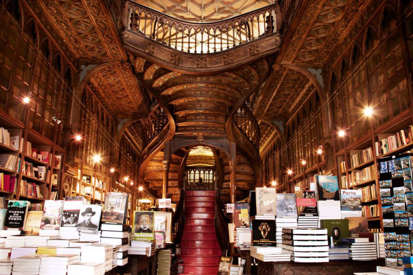 Красивые книжные магазины в москве. Книжный магазин Livraria Lello. Самые красивые книжные магазины.
