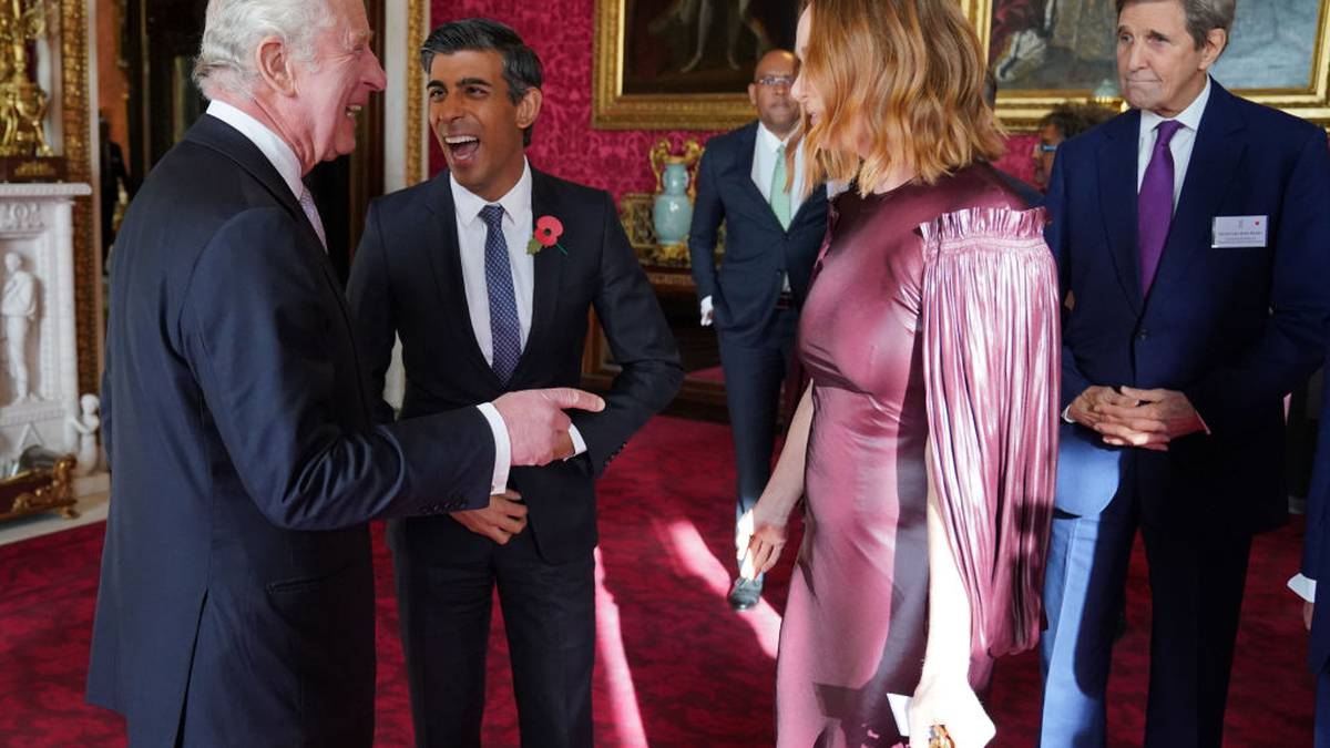 Photo of Le baiser maladroit du roi Charles avec Stella McCartney au milieu d’un gâchis échoue: « Je ne sais pas quoi faire »