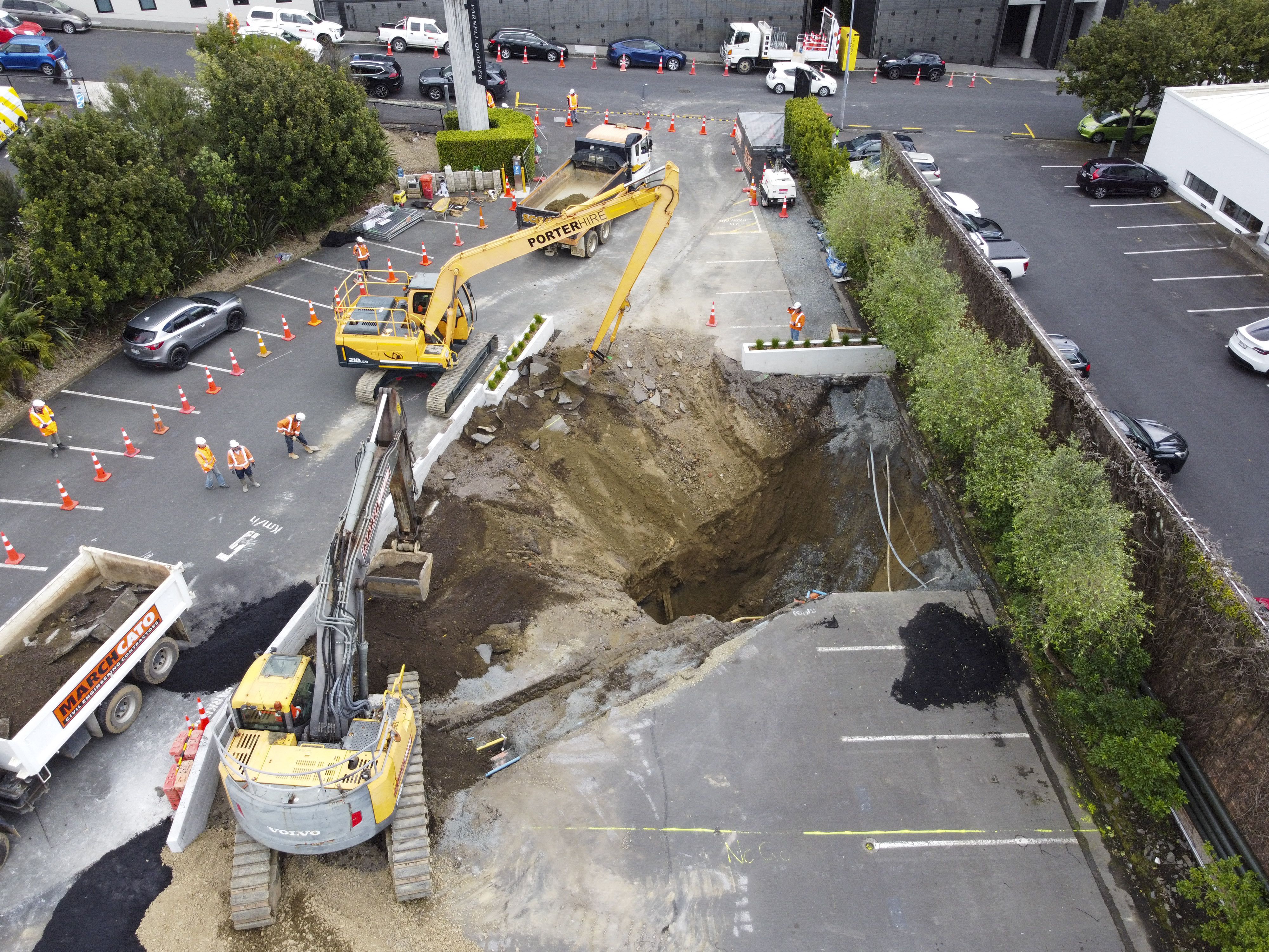Auckland sewer sinkhole: Blockage halfway cleared, bypass pipe to