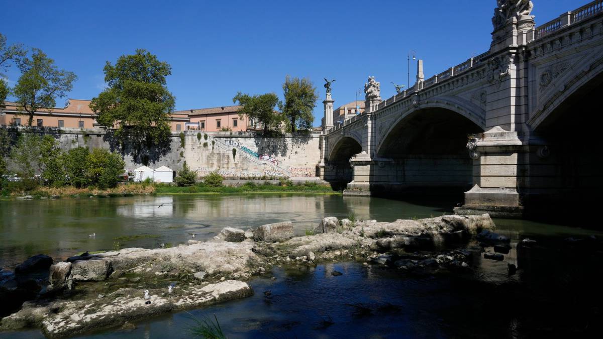 الجفاف في إيطاليا يكشف الجسر الإمبراطوري القديم فوق التيبر