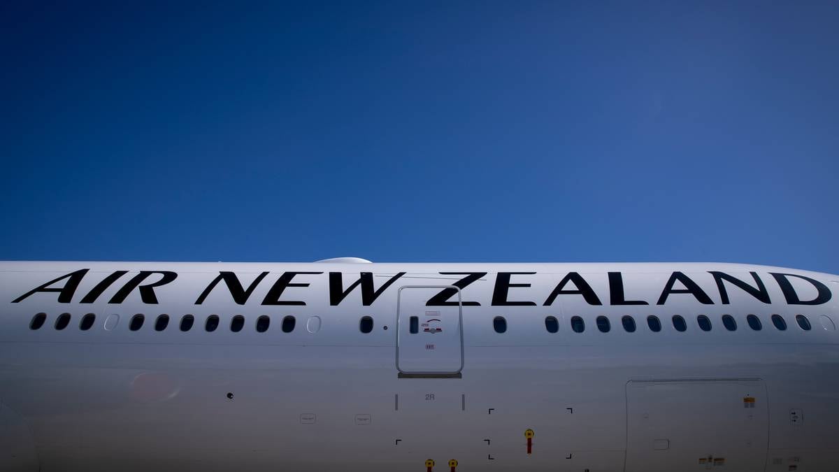 Ojciec Kiwi chce zabrać córkę do domu na Boże Narodzenie wśród 100 000 dotkniętych odwołaniem lotów i zmianami w Air NZ