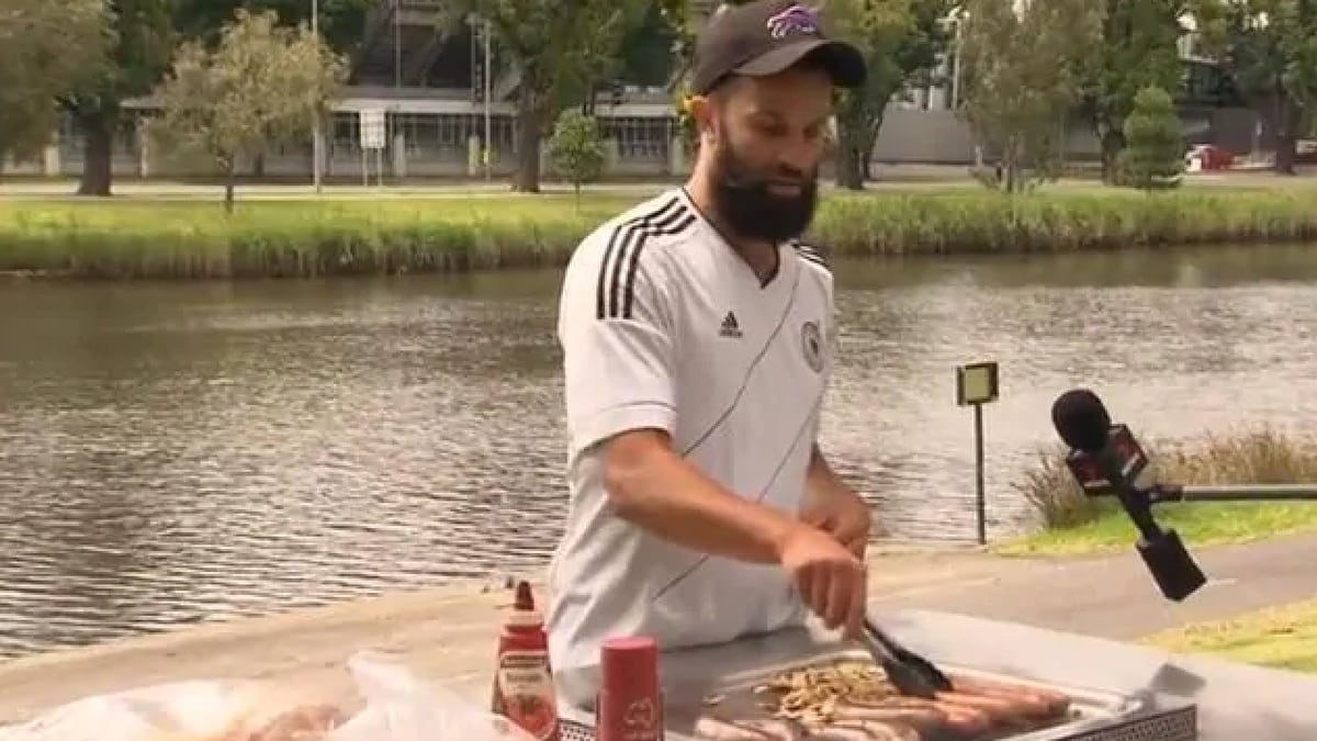 Photo of Un homme de Melbourne devient une star de l’internet après avoir refusé d’arrêter le barbecue à l’arrêt