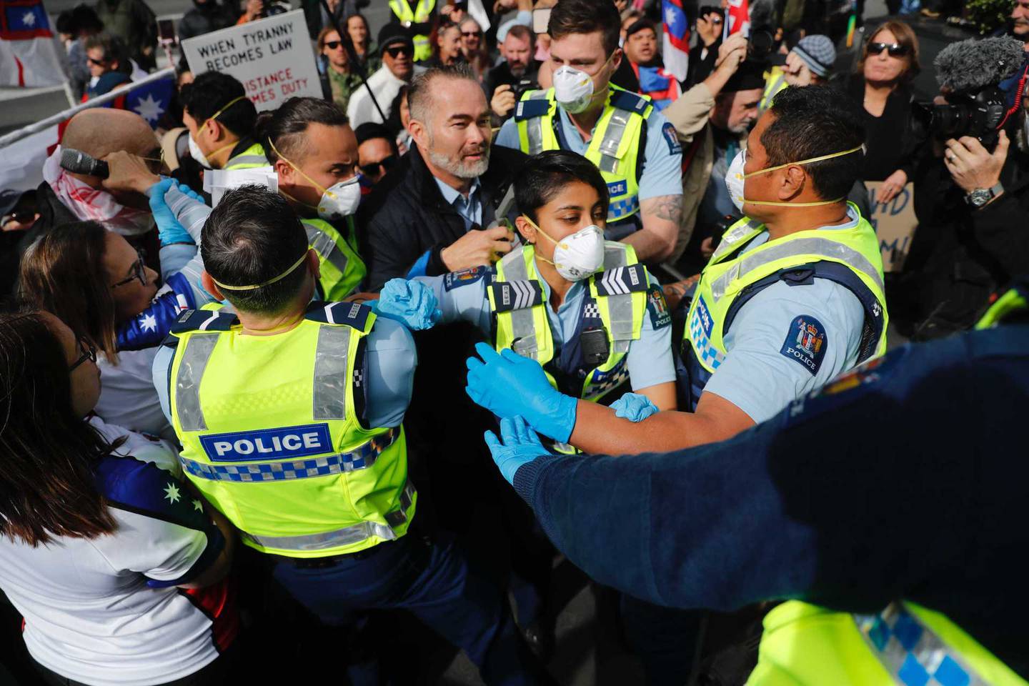 失败的政治家比利·特·卡希卡 (Billy Te Kahika) 在奥克兰的一次抗议活动中被捕。 照片/布雷特·菲布斯