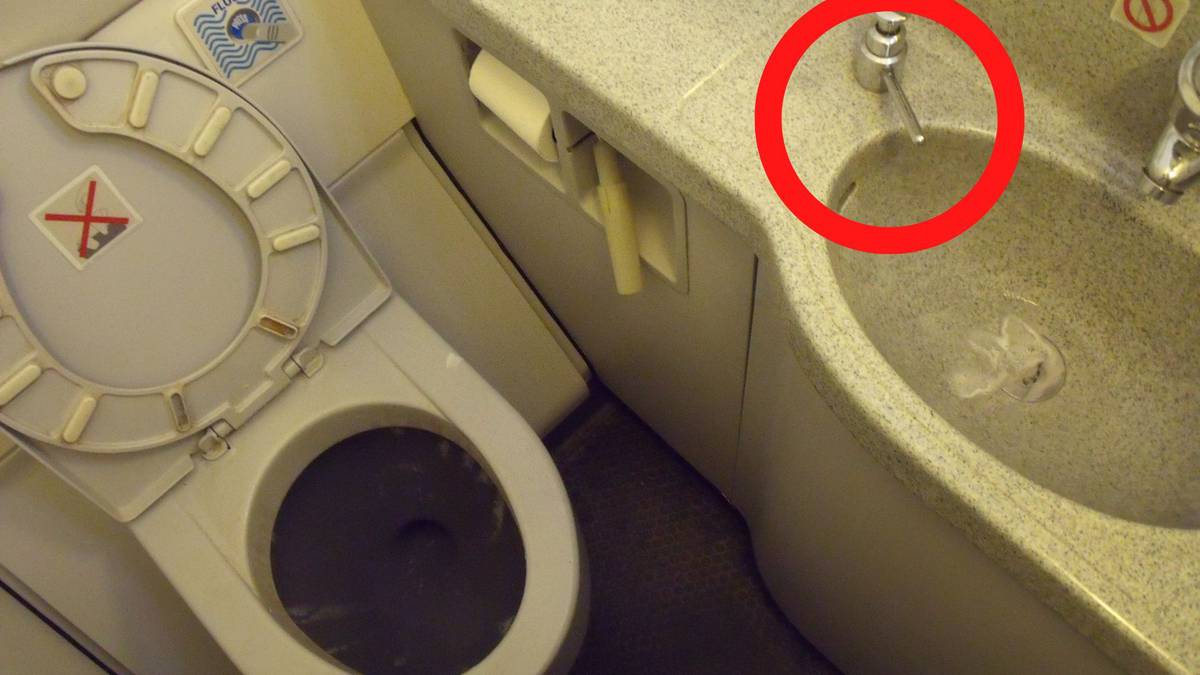 لماذا تحذر مضيفة طيران الركاب من تنظيف أسنانهم بالفرشاة على الطائرات