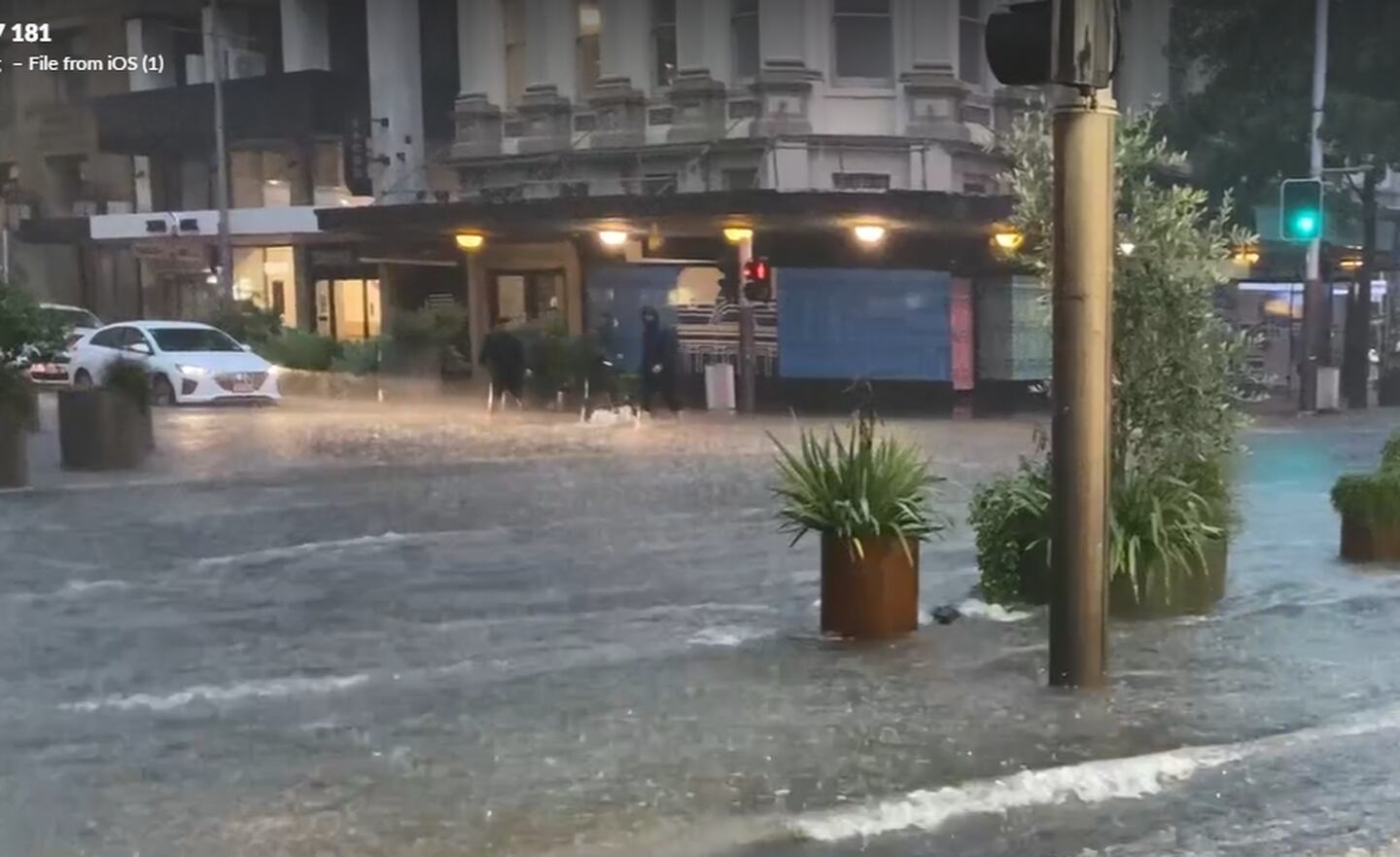 驾车者与奥克兰皇后街的洪水作斗争。照片/ Cherie Howie