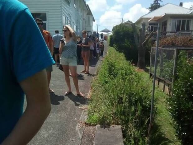 The queue at a recent rental house viewing in Remuera. Photo / Supplied