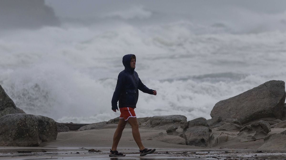 Live weather updates: Ex-Hurricane Lola brings more rain to North Island, yachts damaged in Auckland, roads flooded in Northland, Coromandel
