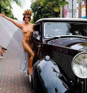 I M The Banksy Of Napier Body Painter Brushes Off Risque Costume
