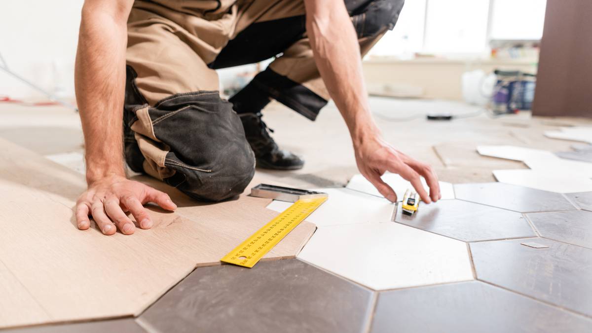 Photo of Tradie trouve une note et un cadeau vieux de 20 ans à la base de l’armoire de cuisine