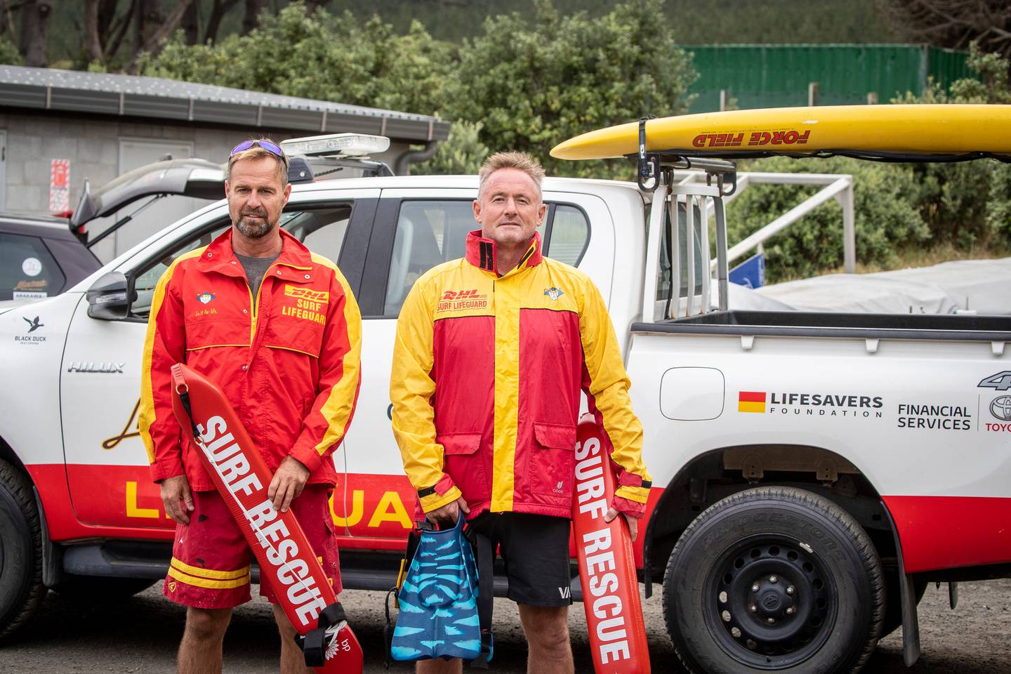 Muriwai 志愿救生员，左起格伦·高索普和奈杰尔·索伦森，他们对昨晚发生的致命跳伞事故做出了反应。 照片/迈克尔·克雷格