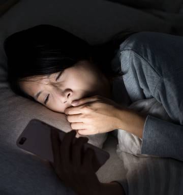 مخاطر استخدام الهاتف على النظر قبل النوم