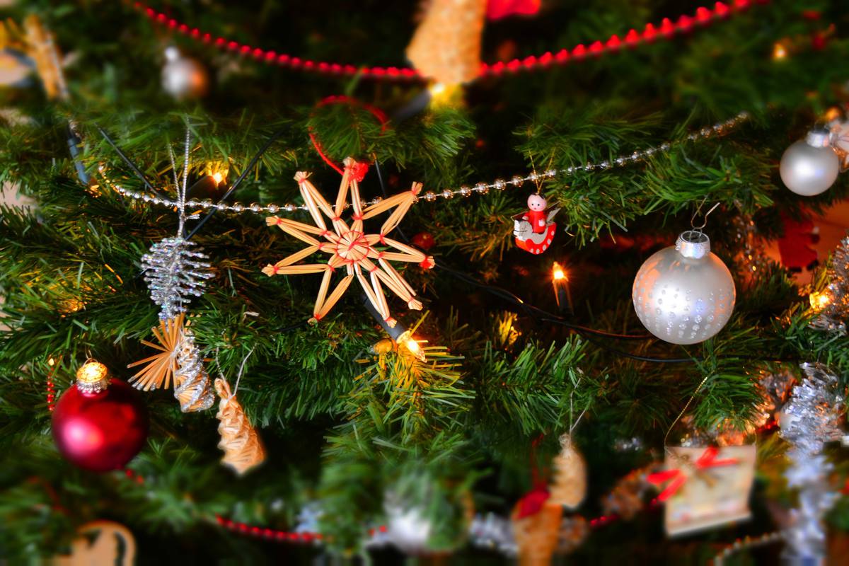 Science Says People Who Decorate Their House For Christmas Earlier