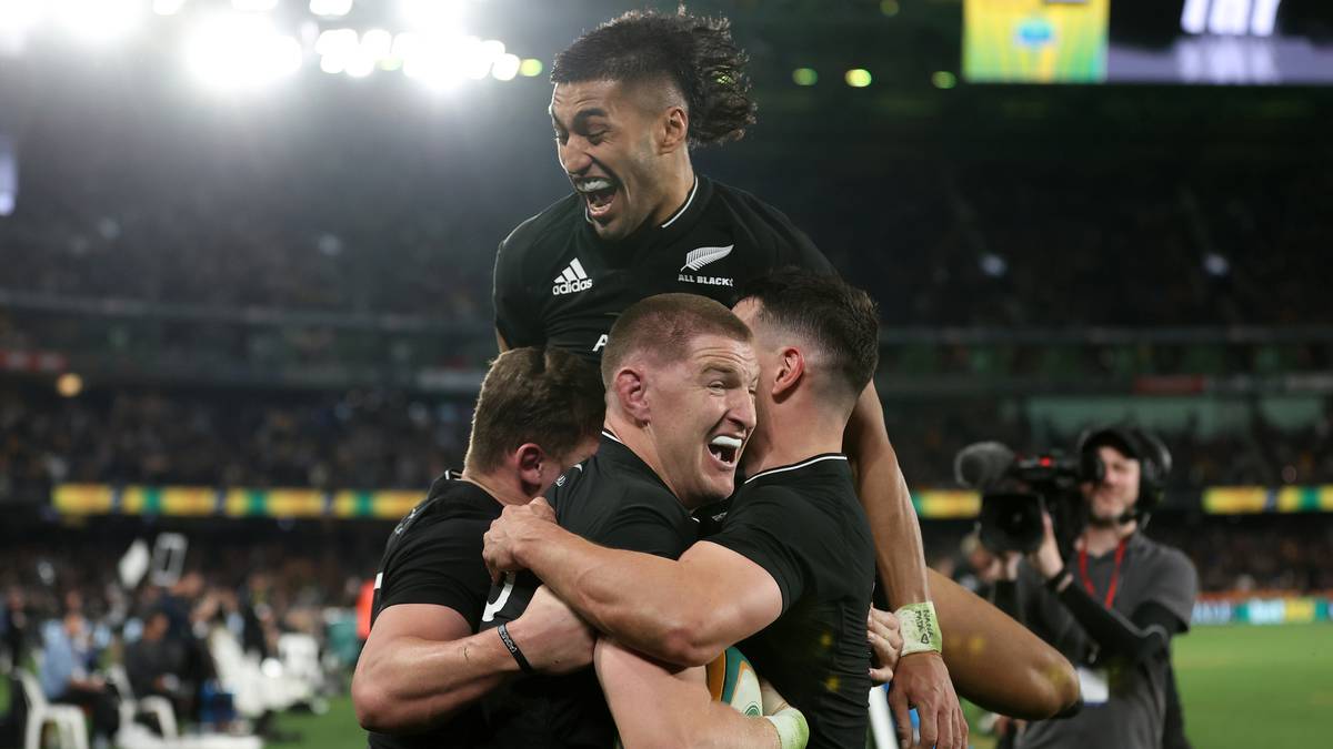Rugby: All Blacks wygrywają Puchar Bledisloe nad Wallabies w kontrowersyjnym finale z udziałem sędziego