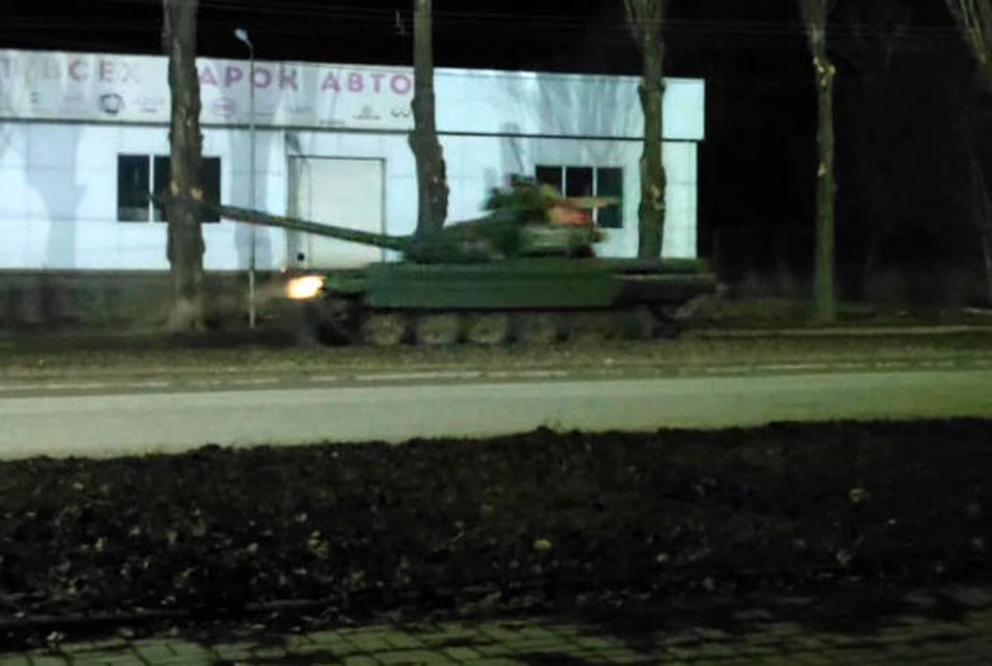 俄罗斯军用坦克于 2022 年 2 月 23 日在俄罗斯分离主义控制的顿巴斯地区推进。照片/盖蒂图片社