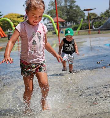 It S Hot Whanganui Cracks Temperature Records Nz Herald