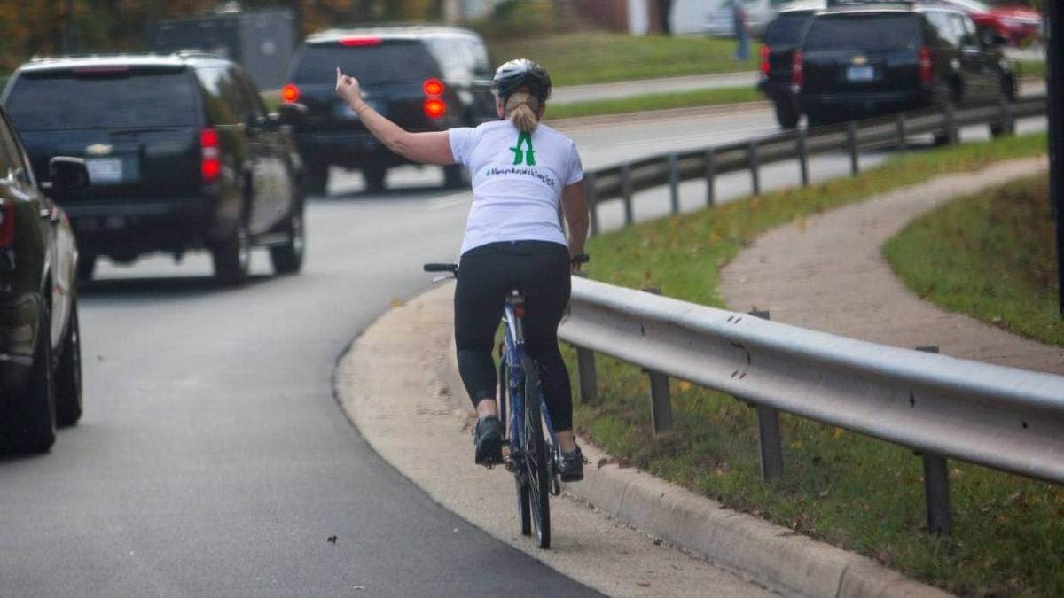 Photo of „Eine ganze Fahrt“: Radfahrer, die Donald Trump auf einem viralen Foto gedreht haben, sind die letzten, über die gelacht wird
