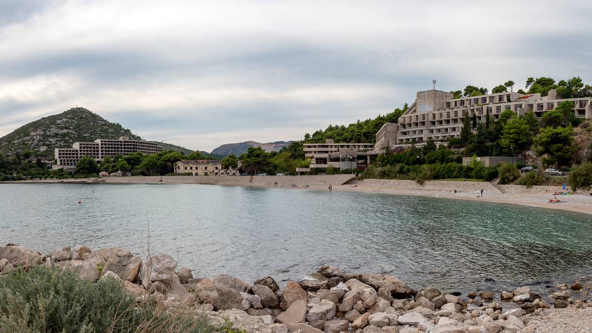 Pelegrin Hotel: Niesamowity opuszczony hotel przy pięknej plaży pozostawionej do zgnicia