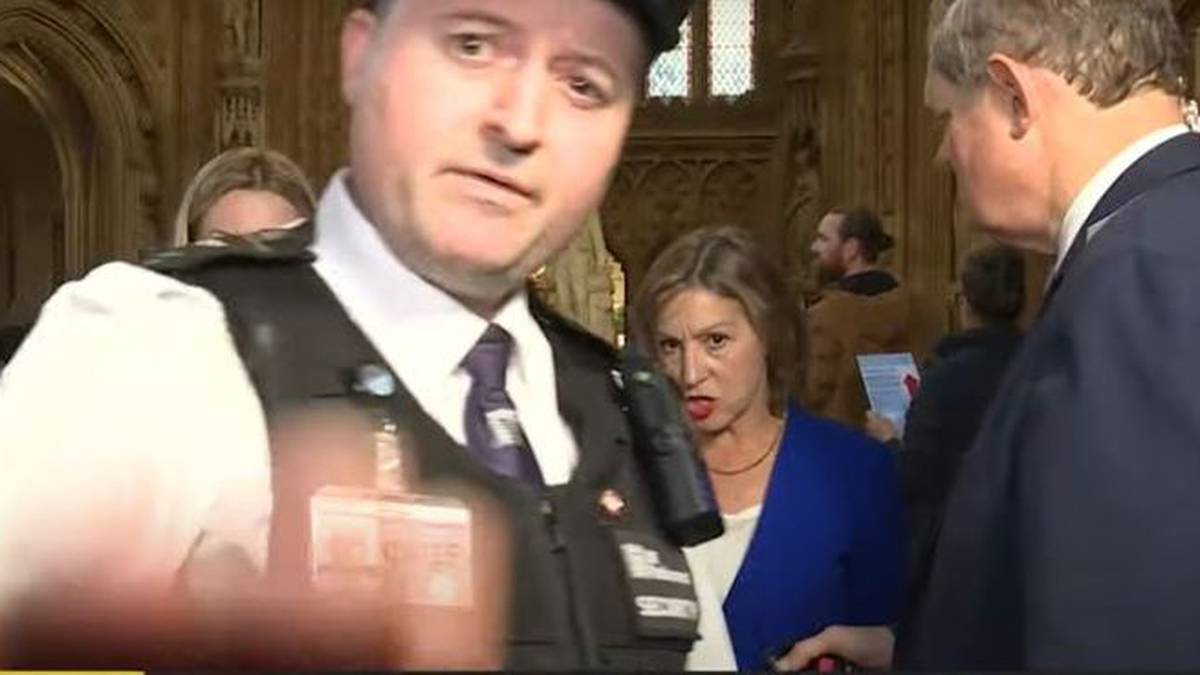 Photo of Regardez: Le moment embarrassant où un agent de sécurité interrompt une interview en direct au Parlement britannique