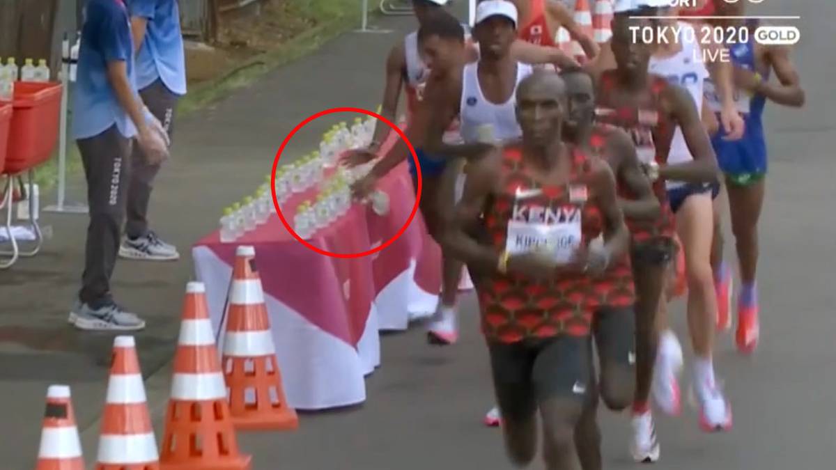 Igrzyska Olimpijskie Tokio 2020: francuski maratończyk Mourad Amdouni wydaje się sabotować swoich rywali, pozbawiając ich wody