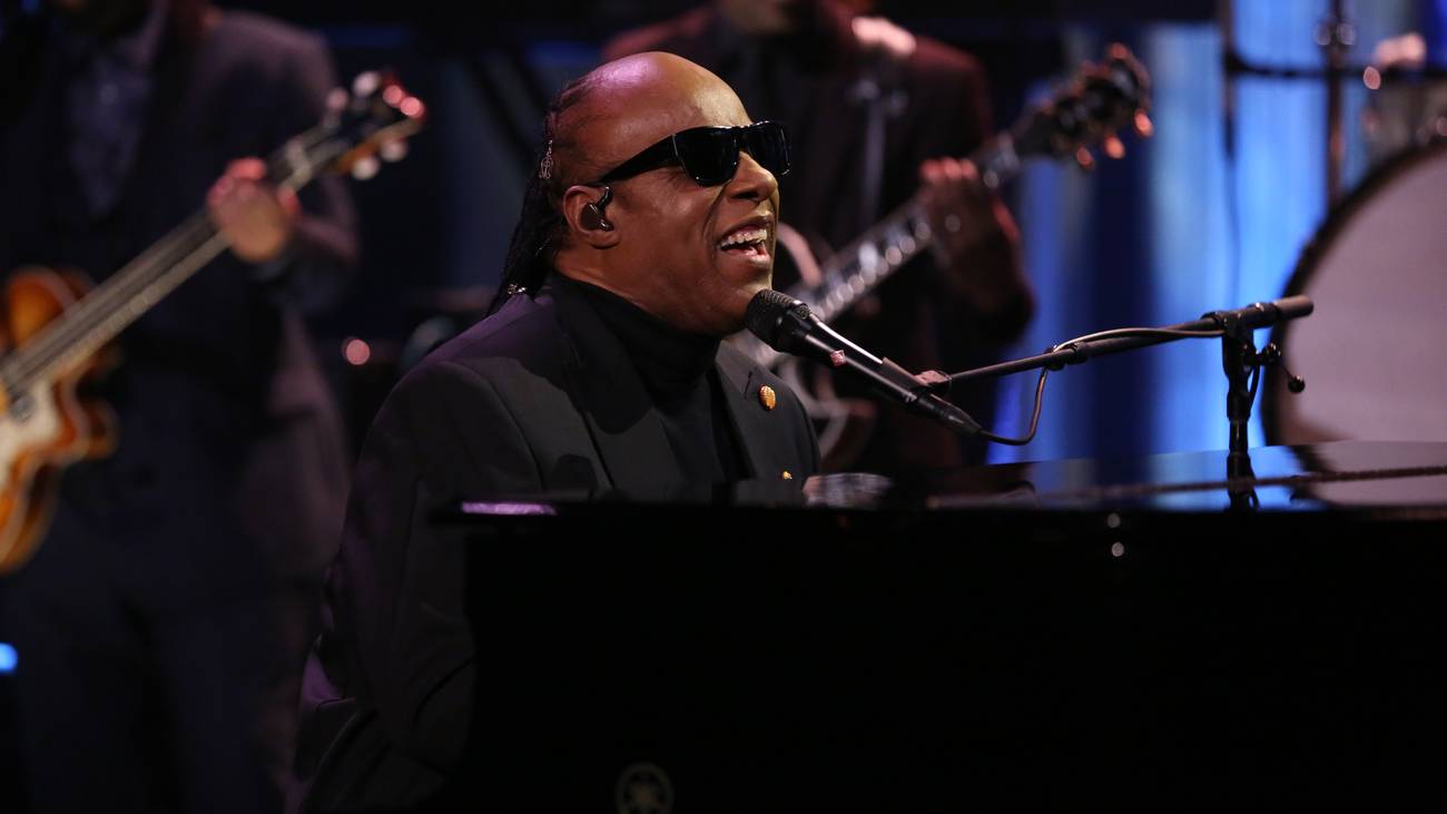 Stevie Wonder fuels the fire on whether or not he is blind - NZ Herald