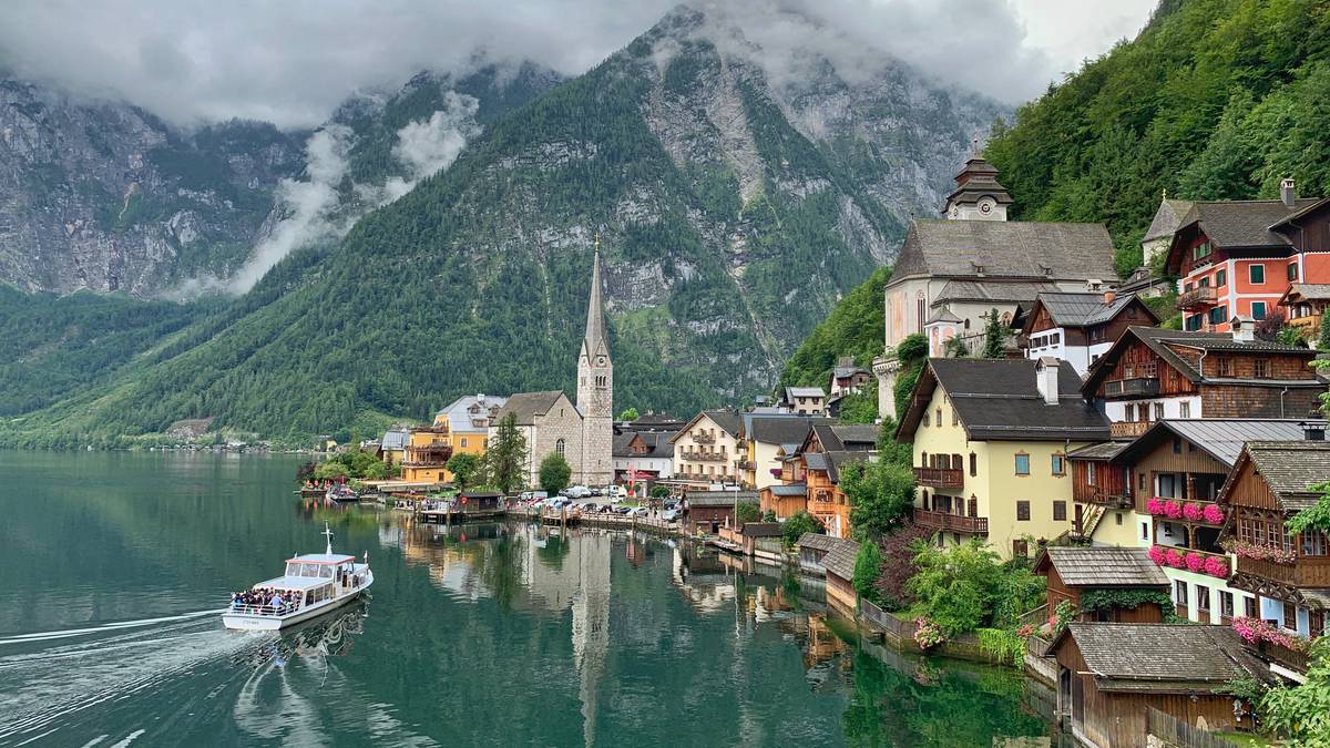 Austriacos bloquean el túnel de Hallstatt en protesta por el exceso de turismo en el famoso lago