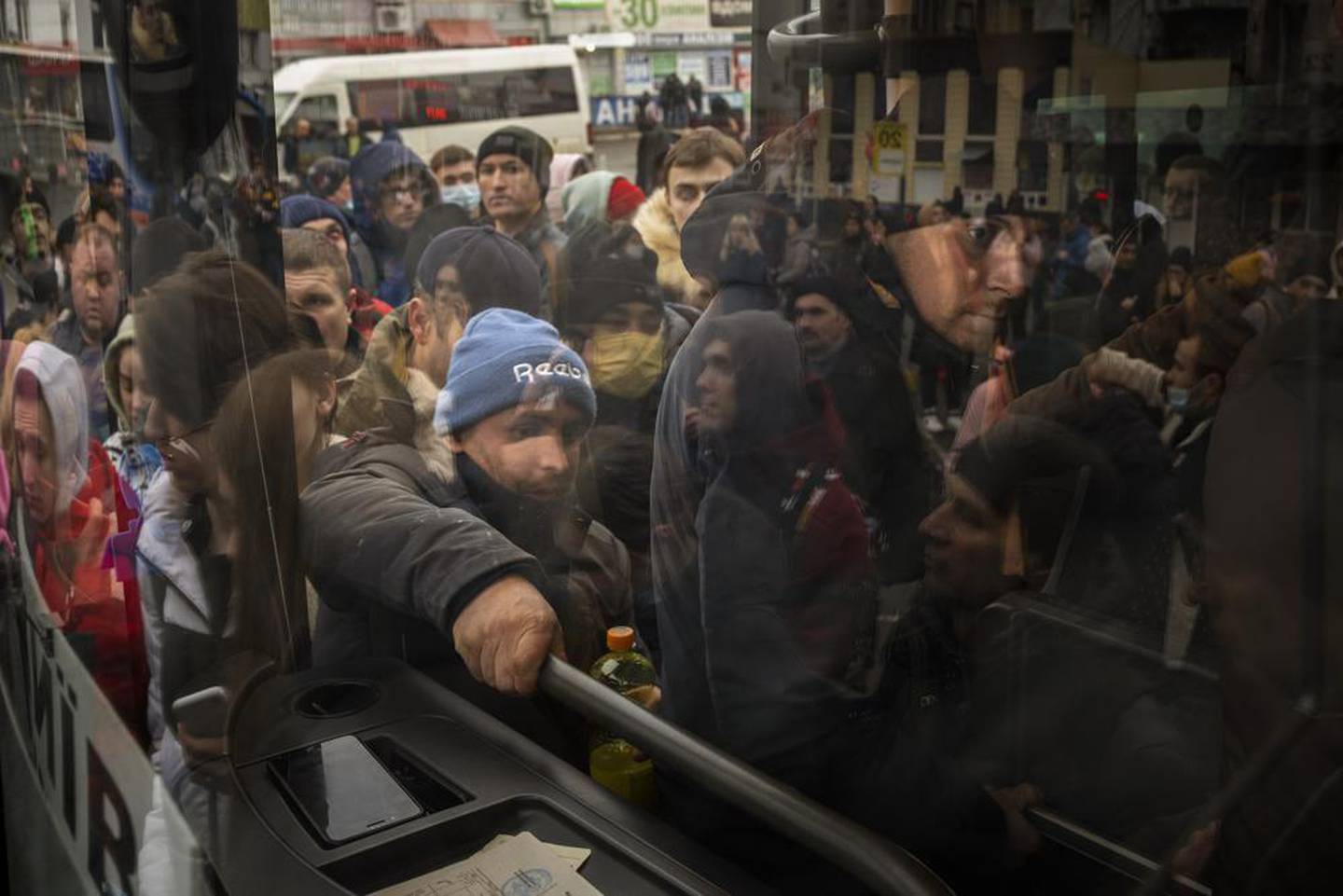 人们在离开乌克兰基辅时试图上车。 照片/美联社