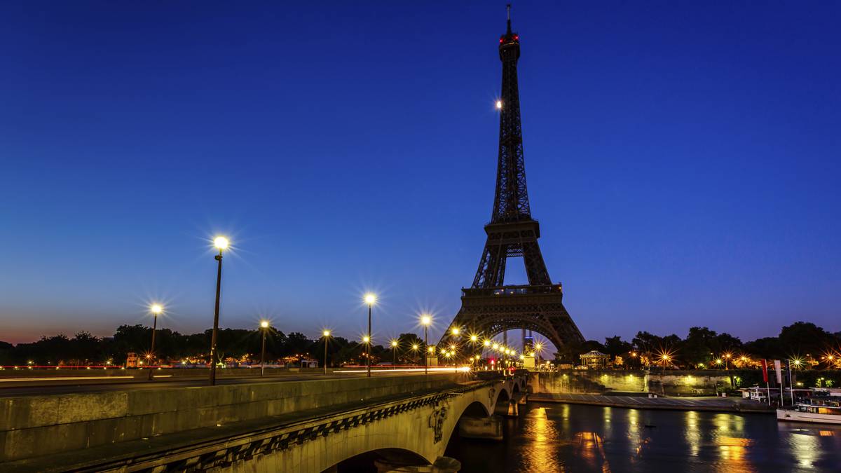 Drunk tourists spend night in Eiffel Tower amid Paris bomb scare