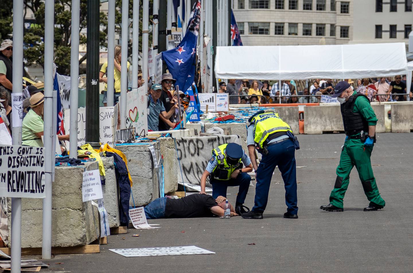 周五下午，一名男子在议会抗议的车队前倒塌，警方正在处理该男子。 照片/迈克·斯科特