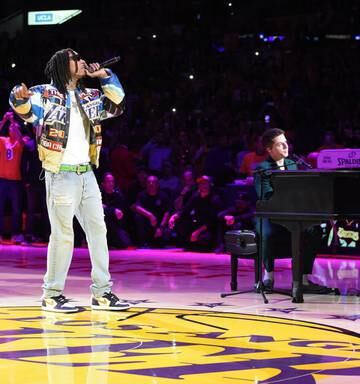 Wiz Khalifa And Charlie Puth Sing See You Again As Tribute To Kobe Bryant At Lakes Game Nz Herald