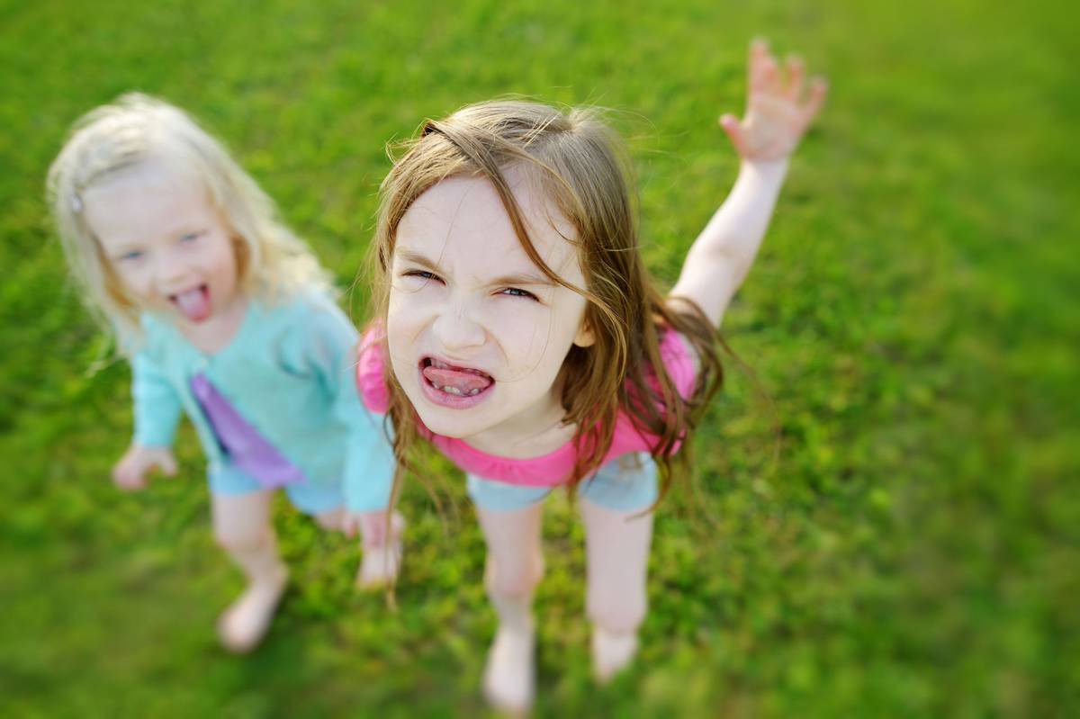 Make a noise на белом фоне картинки. Дети шумят. Behavior vector. Непослушный класс. Гиперакузия.