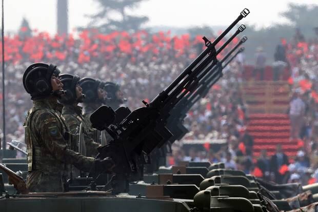 Kendaraan militer bergulir selama parade untuk memperingati 70 tahun berdirinya Komunis Tiongkok di Beijing.  Foto / AP