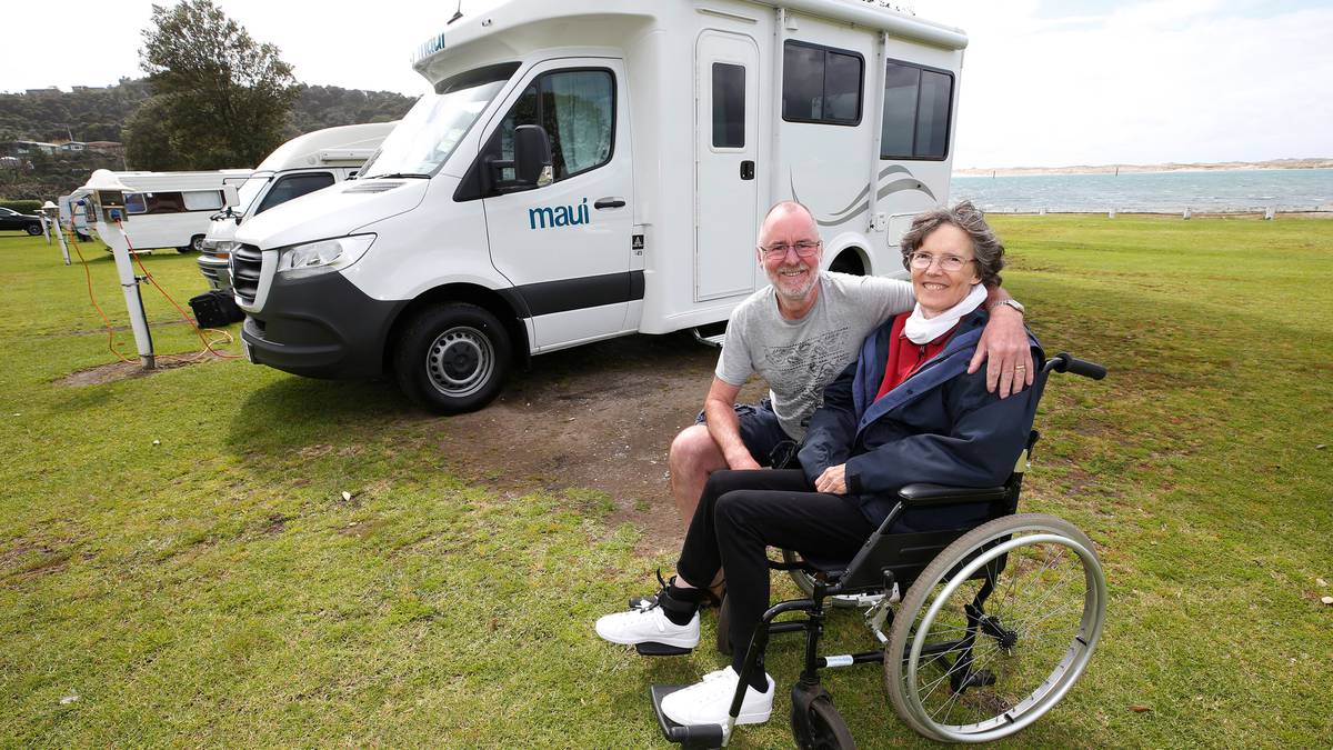 Una pareja británica encerrada en el campamento de Northland regresa al lugar exacto dos años después