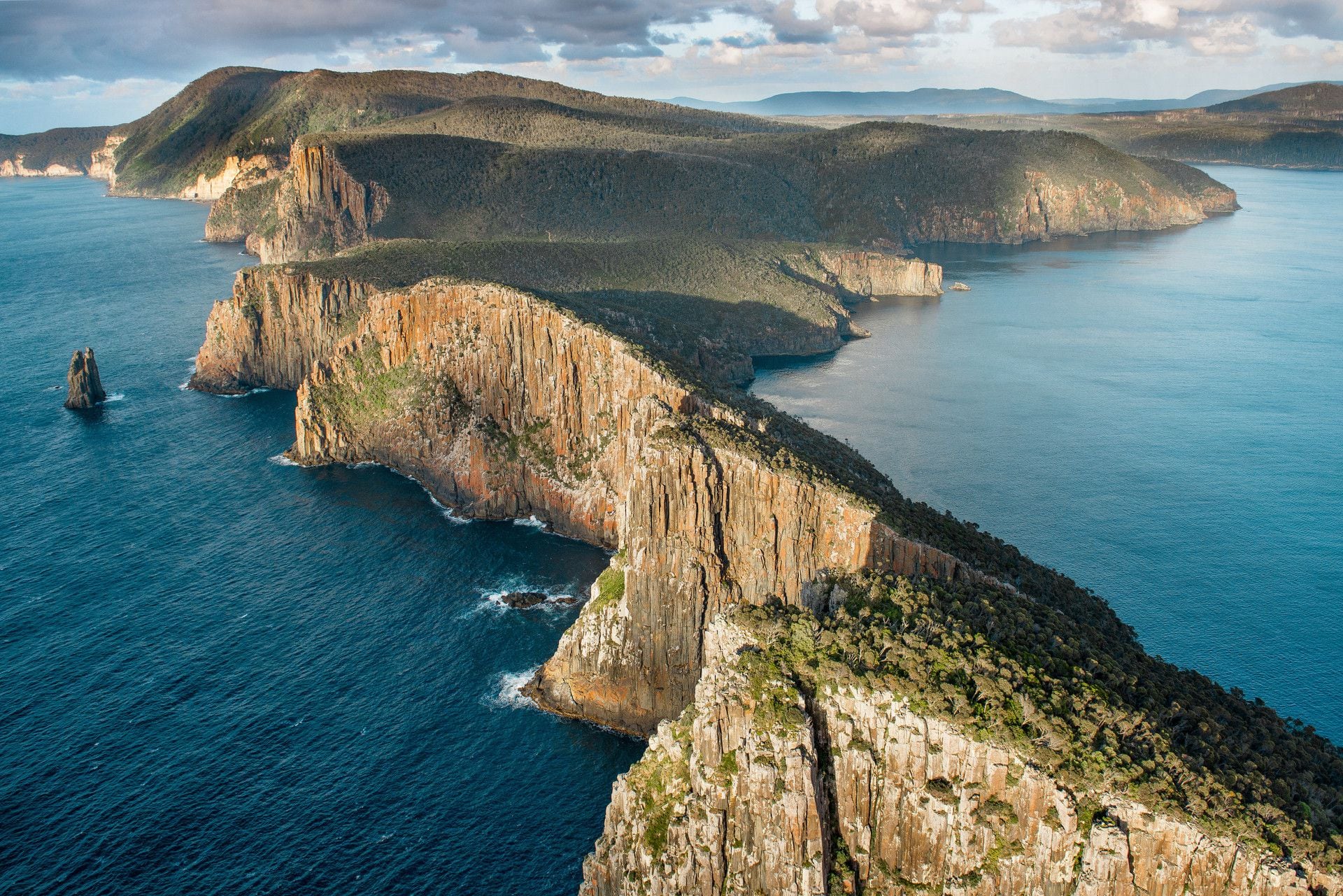 Крупный остров на северо востоке австралии. Национальный парк Фрейсине Тасмания. Остров Тасмания Австралия. Национальный парк Тасман, Австралия. Австралия Континент остров Тасмания.